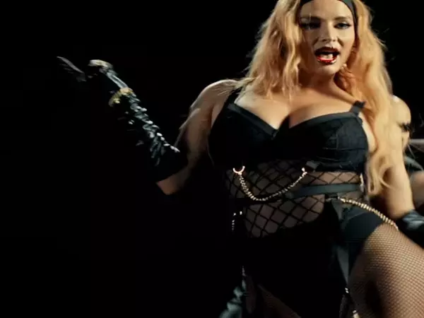 Фото к материалу: Татьяна Котова перепела известный хит Салтыковой «Серые глаза»