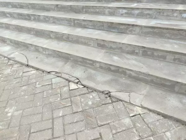 Фото к материалу: Лестницу возле Молодежного театра в Ростове отремонтируют до конца марта