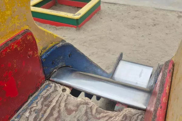 Фото к материалу: В Ростове на Пушкинской просят отремонтировать опасную детскую площадку