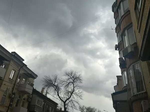 Фото к материалу: Гигантские тучи затянули небо Ростова-на-Дону