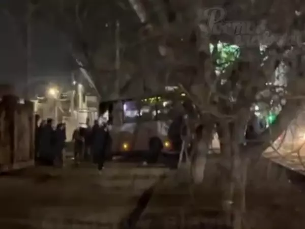 Фото к материалу: В Ростове на Шолохова пассажирский автобус влетел в столб