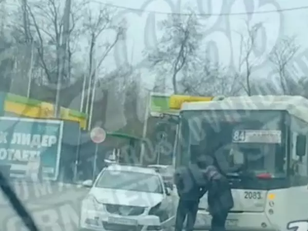 Фото к материалу: В Ростове произошло очередное ДТП с участием автобуса