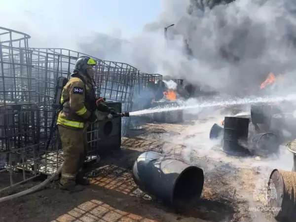 Фото к материалу: Экологи проверят воздух на вредные испарения после пожара на складе ГСМ под Ростовом