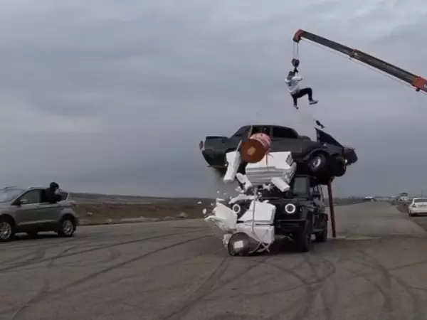 Фото к материалу: Ростовский экстремал Евгений Чеботарев разнес три автомобиля в новом трюке