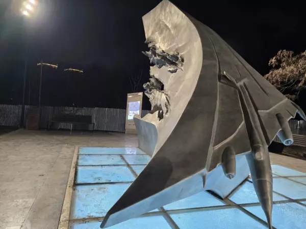 Фото к материалу: В Ростове восстановили подсветку памятника советским летчикам в парке «Дружба»