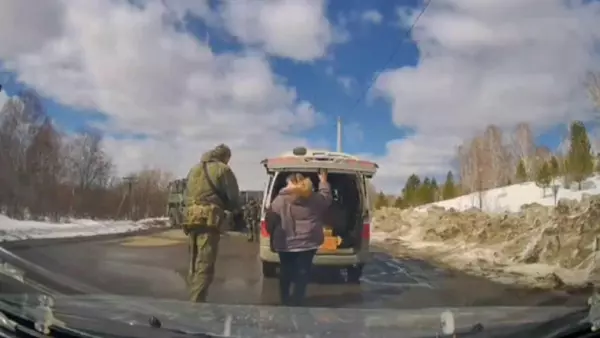 Фото к материалу: Неизвестные в камуфляже с военной техникой останавливают автомобили в селе под Новосибирском