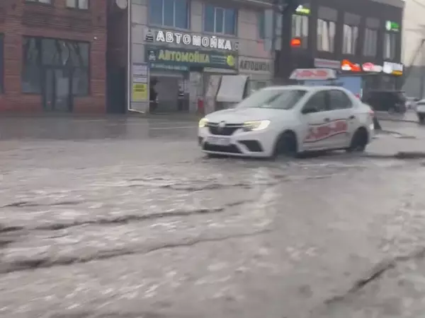 Фото к материалу: В Ростове Левенцовку затопило после первого весеннего ливня