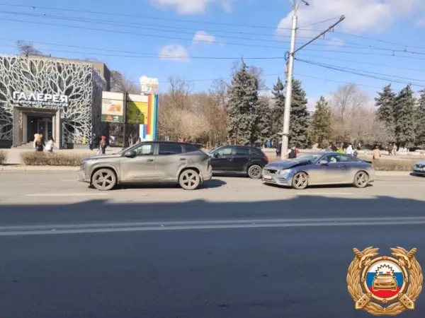 Фото к материалу: Иномарки – в хлам: в центре Ростова столкнулись три автомобиля