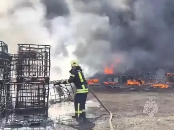 Фото к материалу: Крупный пожар на складе с горючим под Ростовом полностью ликвидировали