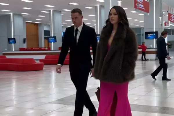 Фото к материалу: Ростовчанка Анастасия Костенко появилась на конкурсе красоты в платье с глубоким декольте