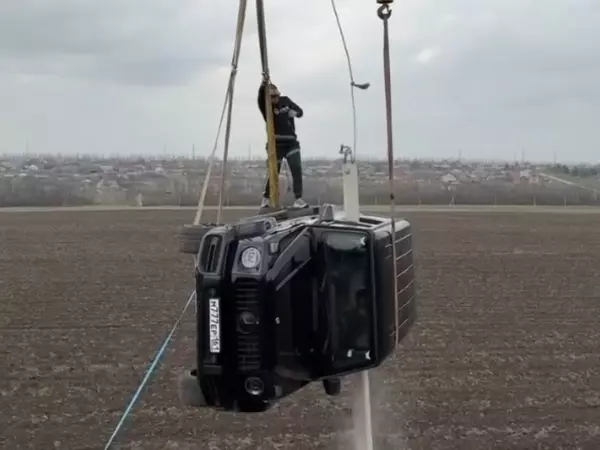 Фото к материалу: Экстремала из Ростова Евгения Чеботарева едва не «пришибло» столбом