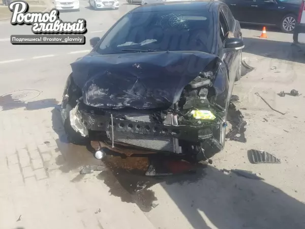Фото к материалу: В Ростове три человека получили травмы в ДТП на проспекте 40 лет Победы