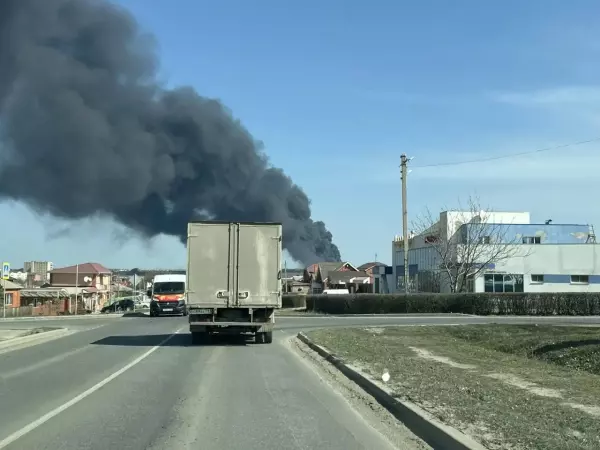 Фото к материалу: Жителей ближайших поселений просят закрыть окна из-за крупного пожара под Ростовом