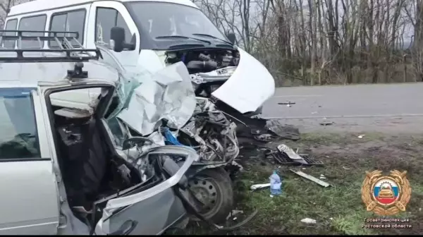 Фото к материалу: Груда металлолома: в жестком ДТП в Ростовской области погибла пассажирка «Лады»