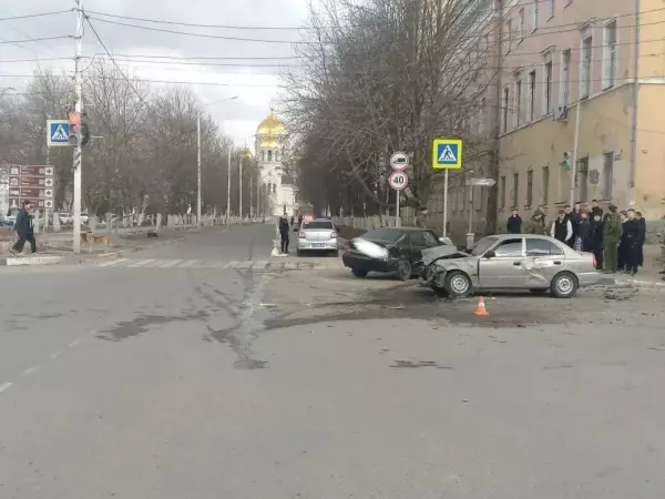 Фото к материалу: Иномарки – в хлам: водитель «Акцента» пострадал в ДТП в центре Новочеркасска