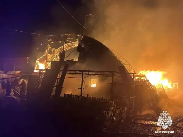 Фото к материалу: В Краснодаре семь часов тушили горящие склады с пластиком