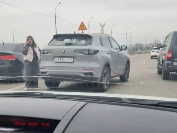 Фото к материалу: Километровая пробка образовалась под Ростовом из-за ДТП