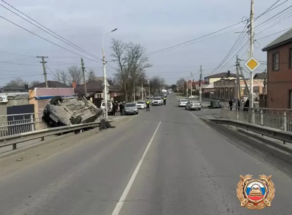 Фото к материалу: Стали известны подробности ДТП с перевернувшейся легковушкой в Батайске