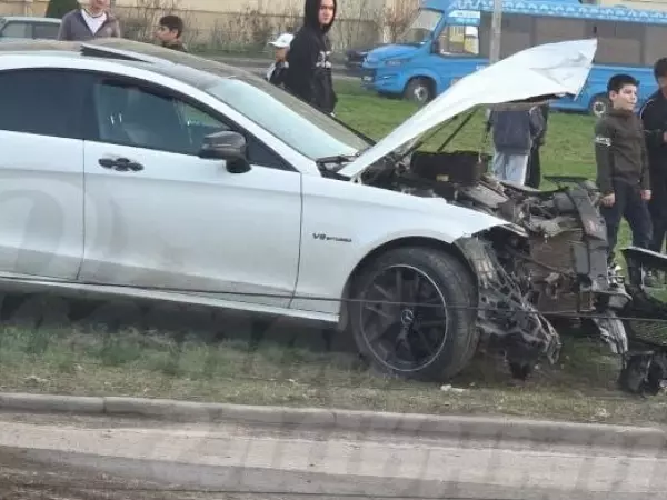 Фото к материалу: В Ростове «Мерседес» снес три столба