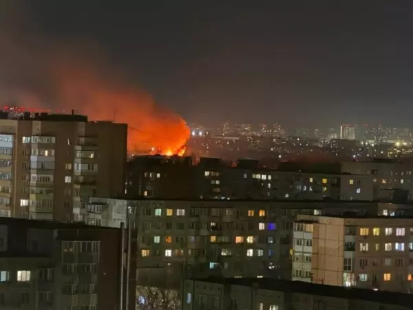 Фото к материалу: Пожар на Мадояна в Ростове локализовали