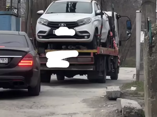 Фото к материалу: Прощай подвеска: дорога к штрафстоянке на Шоссейной в Ростове разбита в хлам