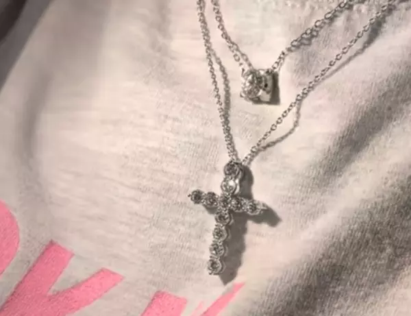 Фото к материалу: Дмитрий Тарасов подарил бриллиантовый крест Анастасии Костенко