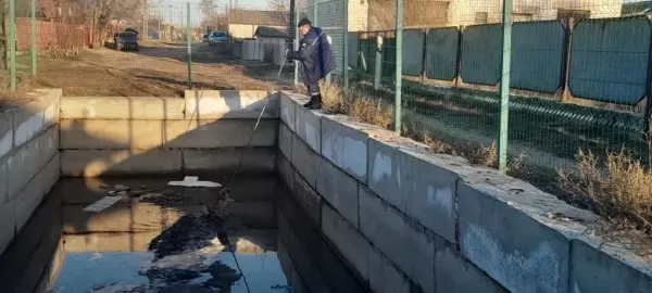 Фото к материалу: Провалились в люк и котлован: в Ростовской области спасатели вызволили двух псов из ловушек