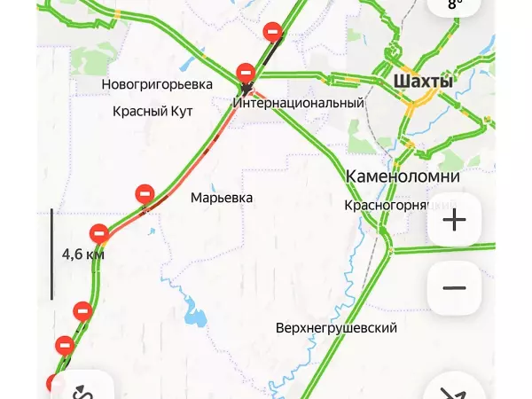 Фото к материалу: Гигантская пробка сковала трассу под Шахтами