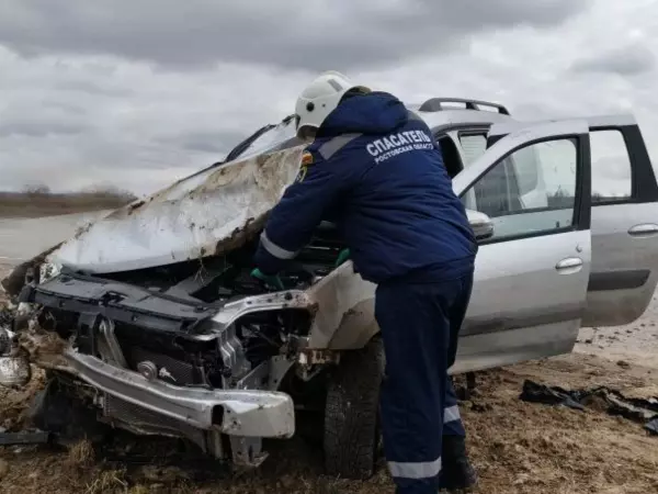 Фото к материалу: Легковушка улетела в кювет на трассе Ростовской области
