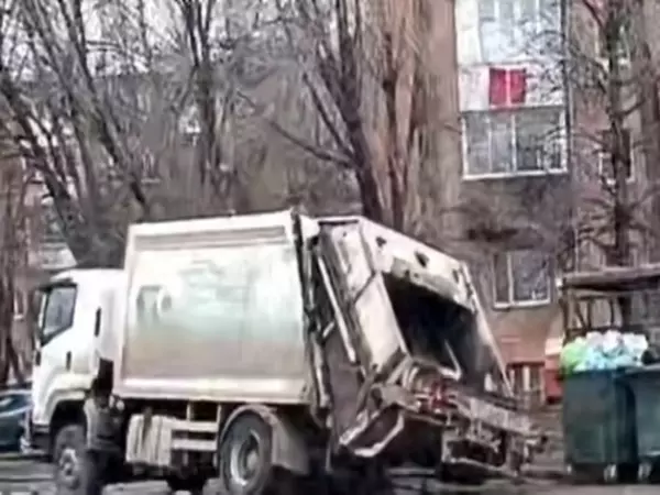 Фото к материалу: В Ростове на Нариманова мусоровоз провалился колесом в дорожную яму