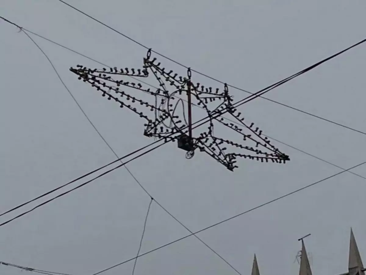 В Ростове больше года не могут убрать оставленный на проводах ЛЭП новогодний декор