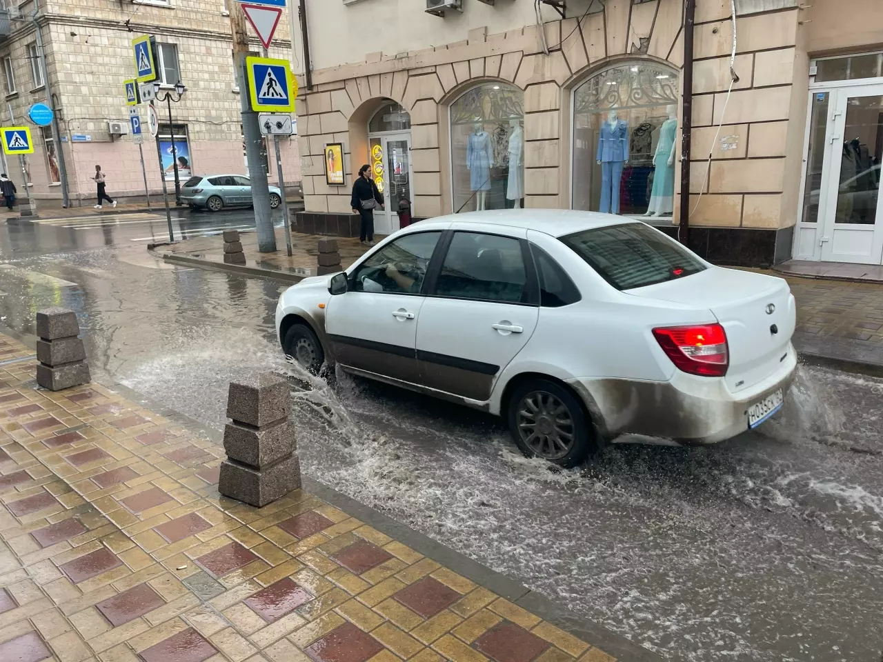 Проспект Семашко затопило в Ростове после дождя с градом