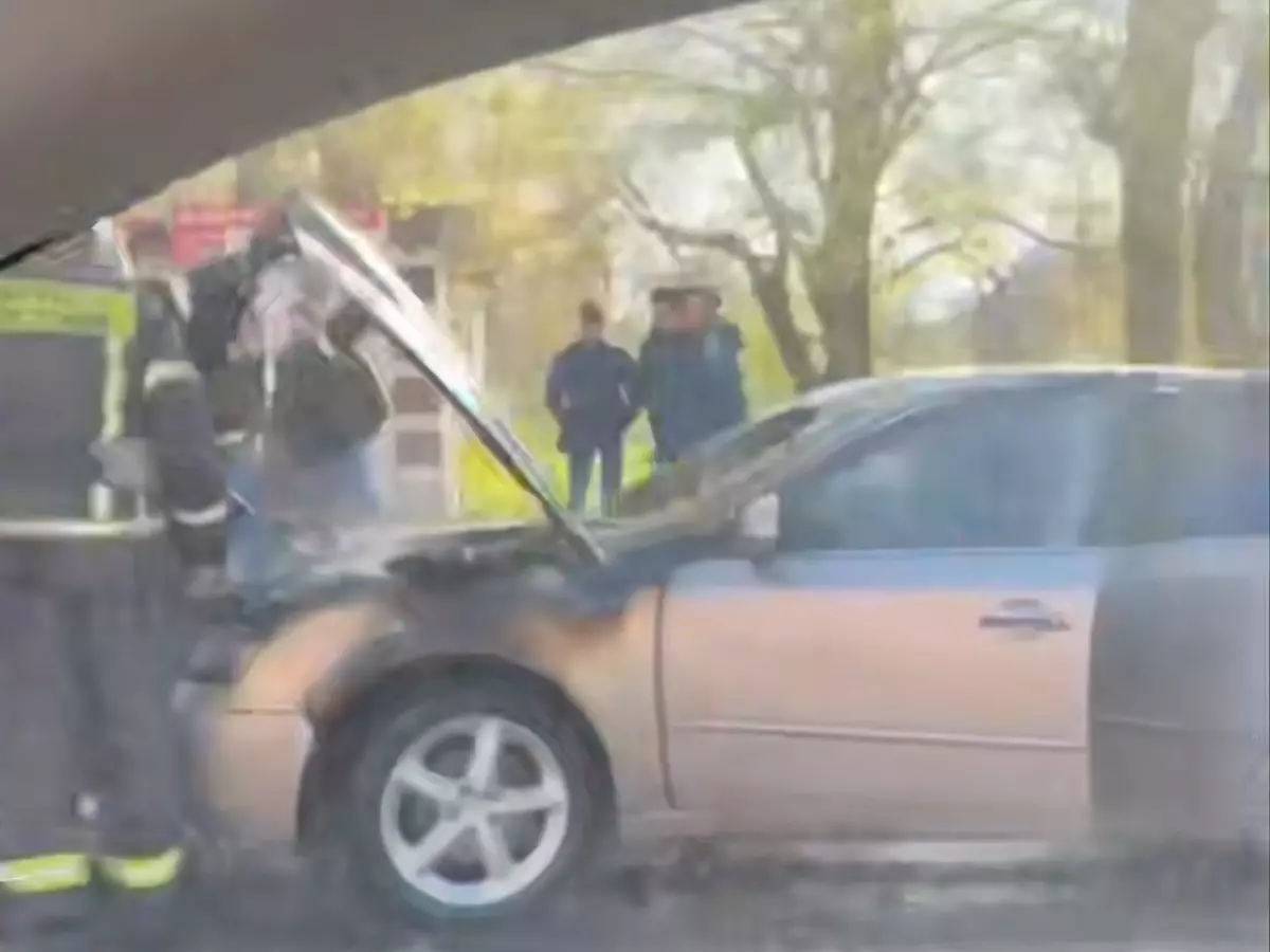 В Ростове на Западном сгорела иномарка 