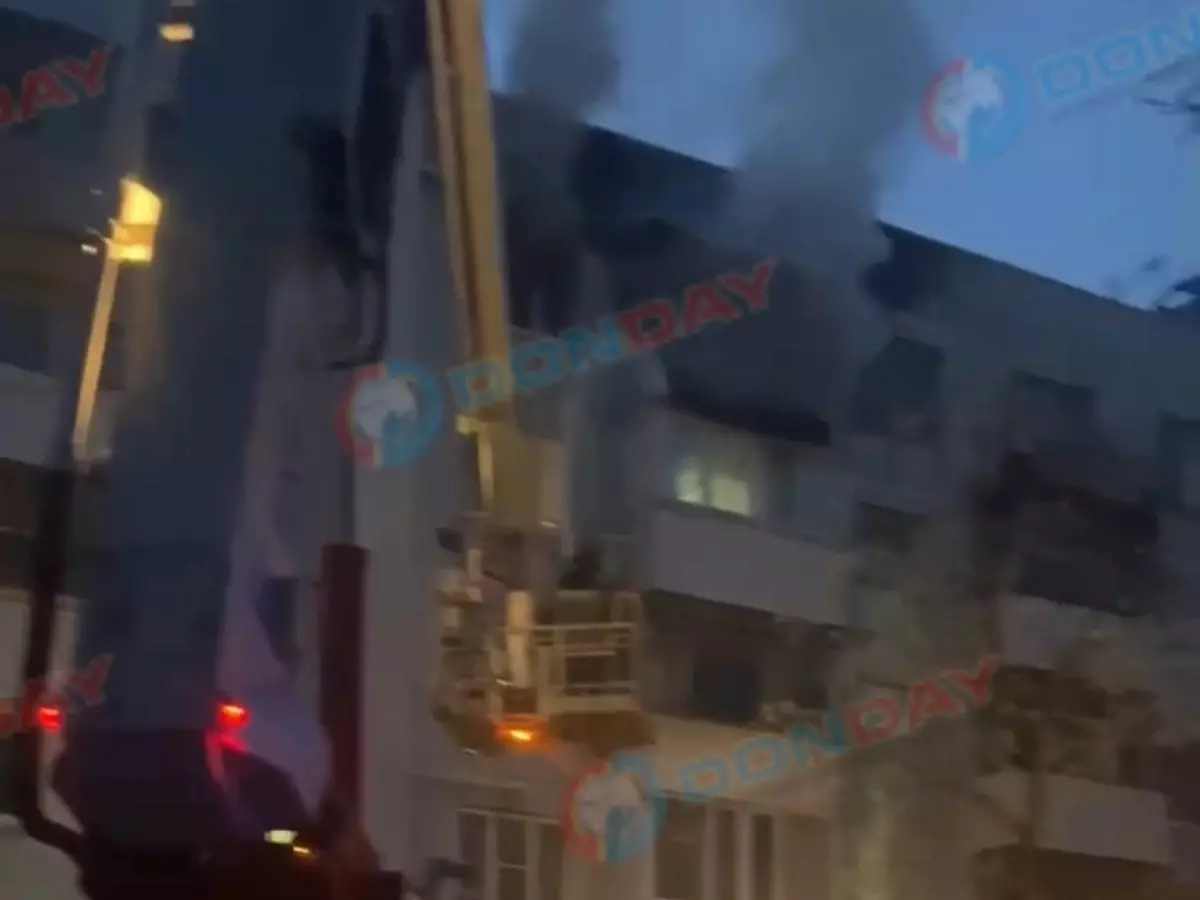 В Батайске полыхает квартира в многоэтажке на Авиагородке