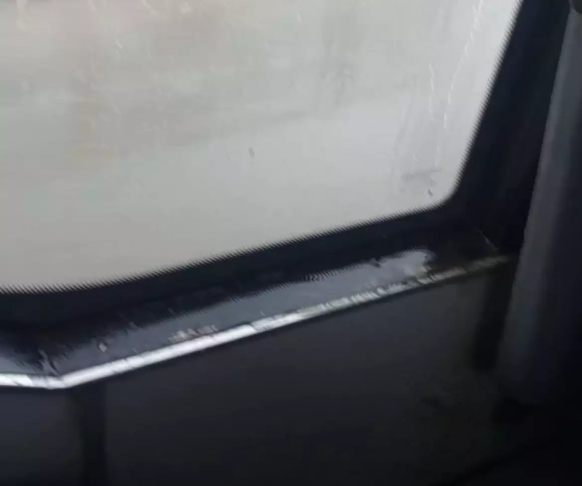 За что платим: Во время ливня в Ростове вода хлынула в салон автобуса №81