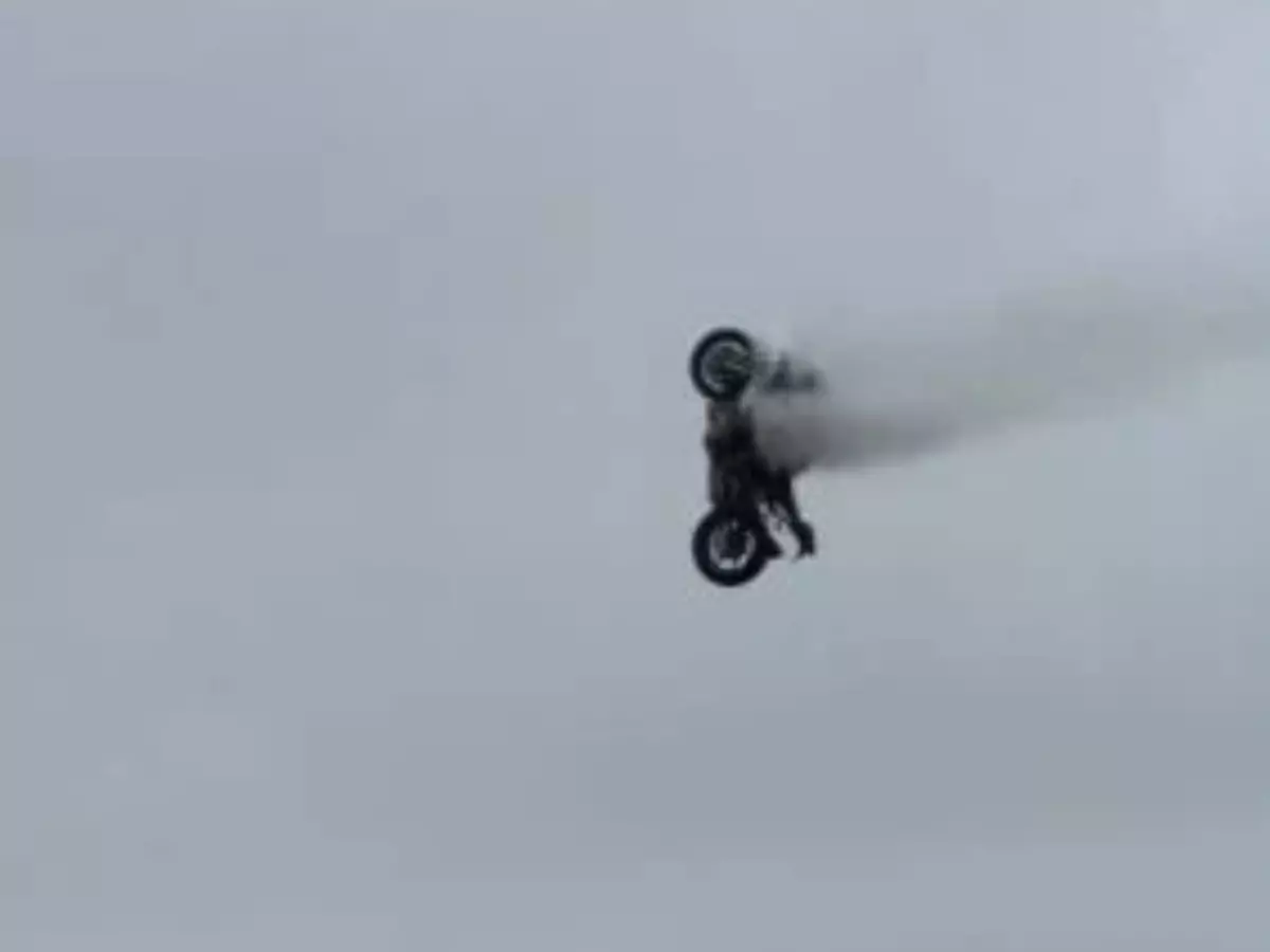 Каскадер из Ростова Евгений Чеботарев установил мировой рекорд по прыжку на мотоцикле