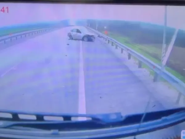 В Неклиновском районе 66-летний мужчина погиб, влетел в отбойник на трассе