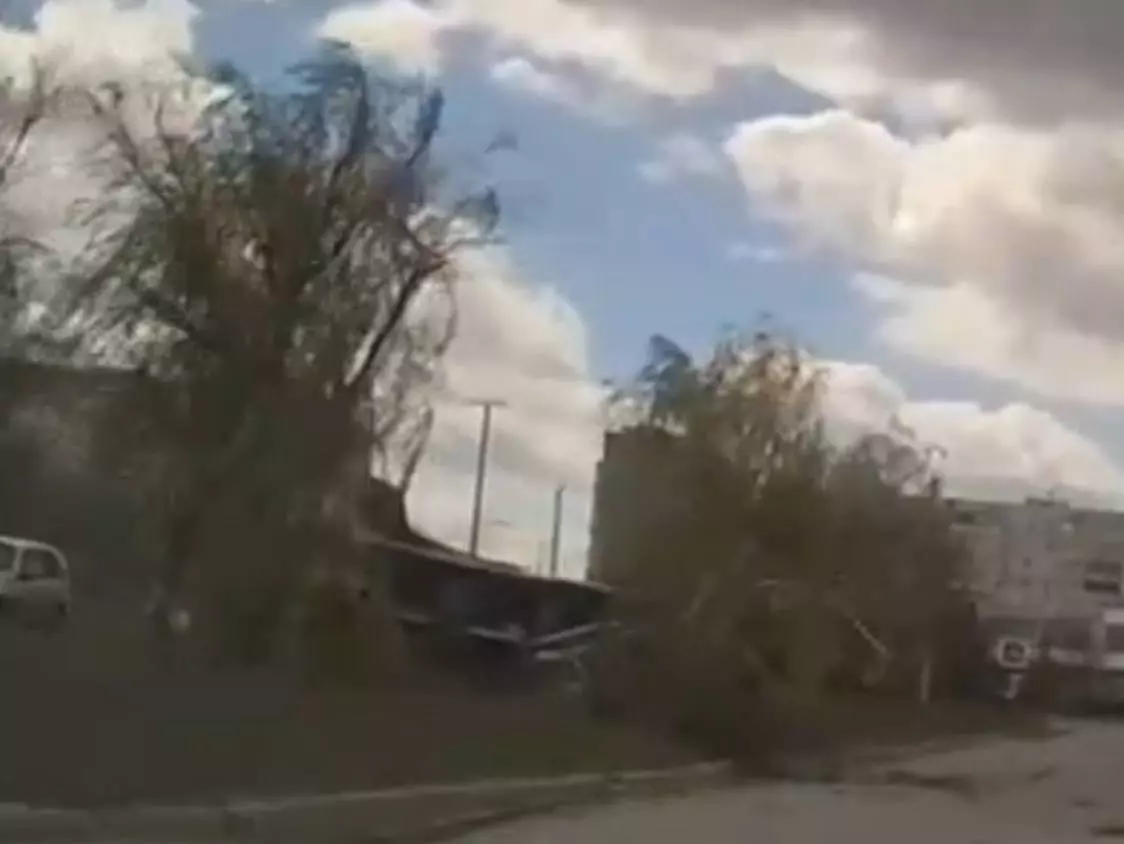 В Волгодонске ураганный ветер повалил громадный рекламный щит