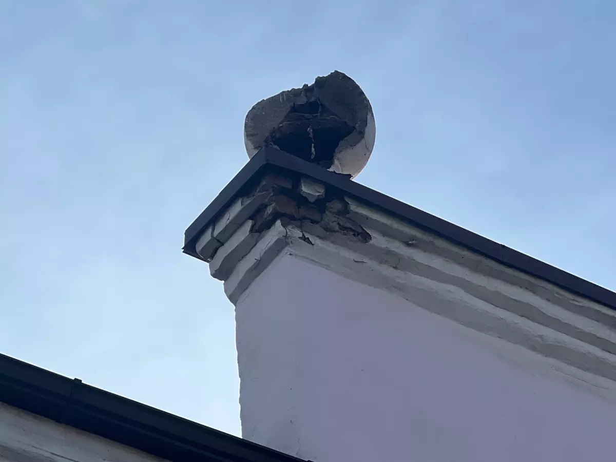 В Азове упавший с крыши здания каменный шар едва не пришиб прохожих