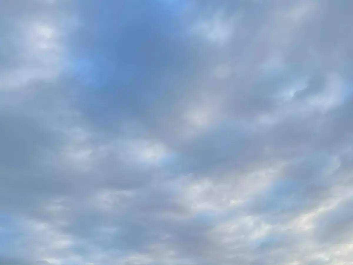 Больше десяти машин и колледж пострадали во время воздушной атаки на Таганрог