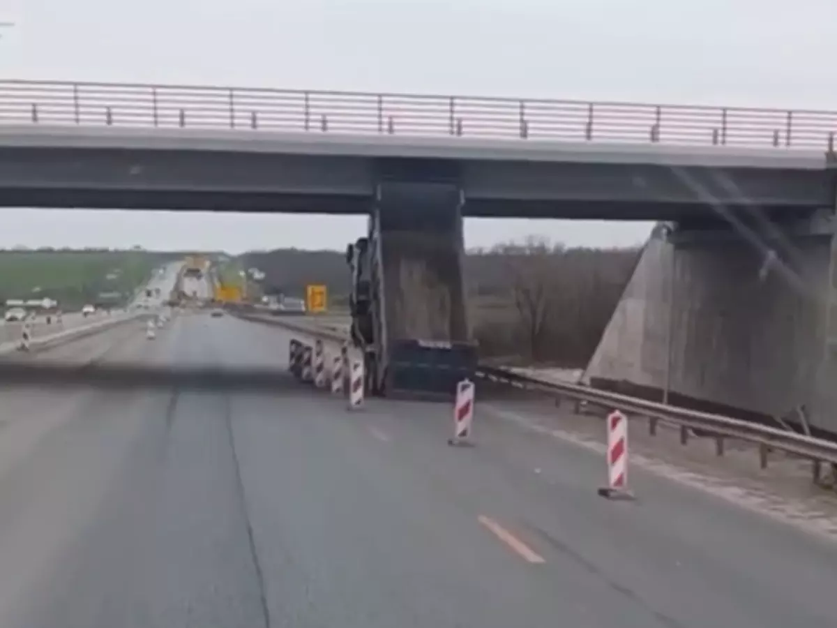 В Ростовской области на трассе М-4 «Дон» самосвал влетел в мост