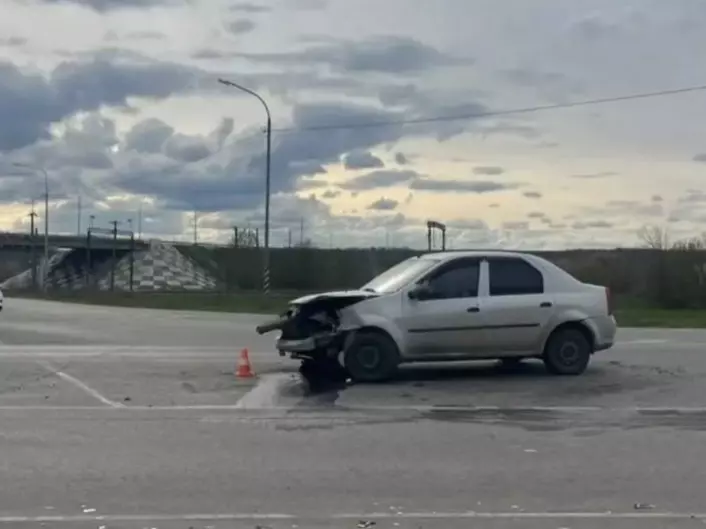 В Ростовской области 68-летняя женщина пострадала, врезавшись в дерево на машине