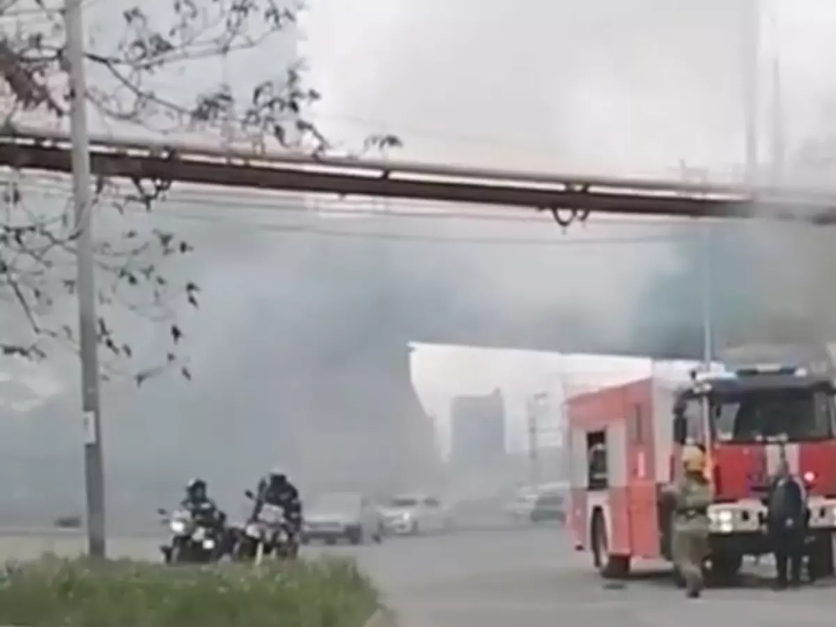 В Ростове под мостом Сиверса загорелось бесхозное строение