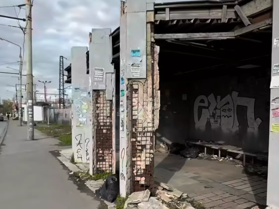 Грязь и куча мусора: ростовчане жалуются на состояние остановки напротив «Ростсельмаша»