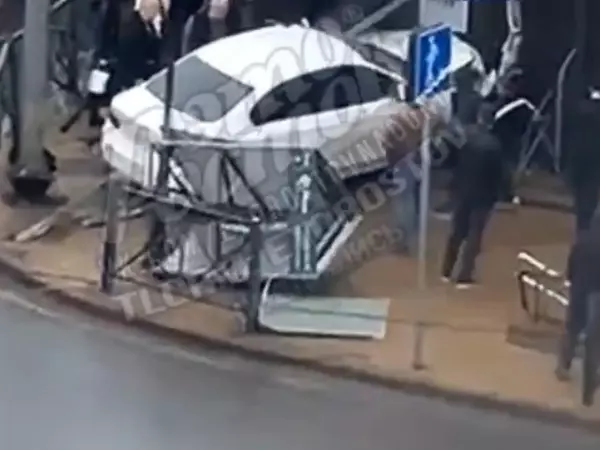 Легковушка снесла ограждение и врезалась в дом в районе Ворошиловского моста