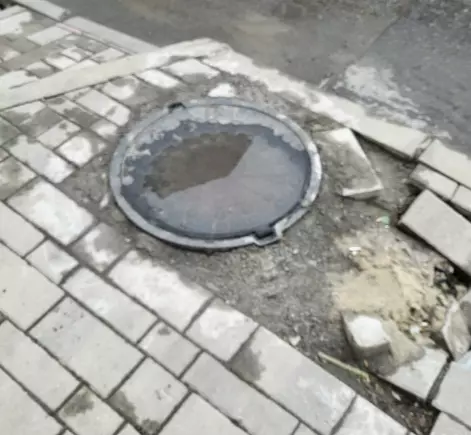 Ростовчане пожаловались на разбитый тротуар возле люка канализации на Станиславского