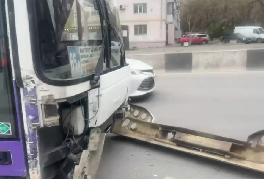 Догонялки закончились печально: На площади Ленина в Ростове столкнулись два автобуса