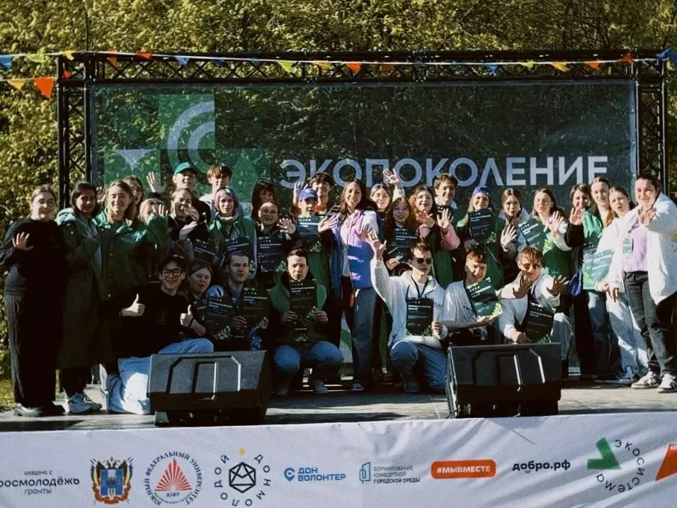 Сотни студентов собрались на ежегодный субботник «Цветущий сад» в ботаническом саду ЮФУ