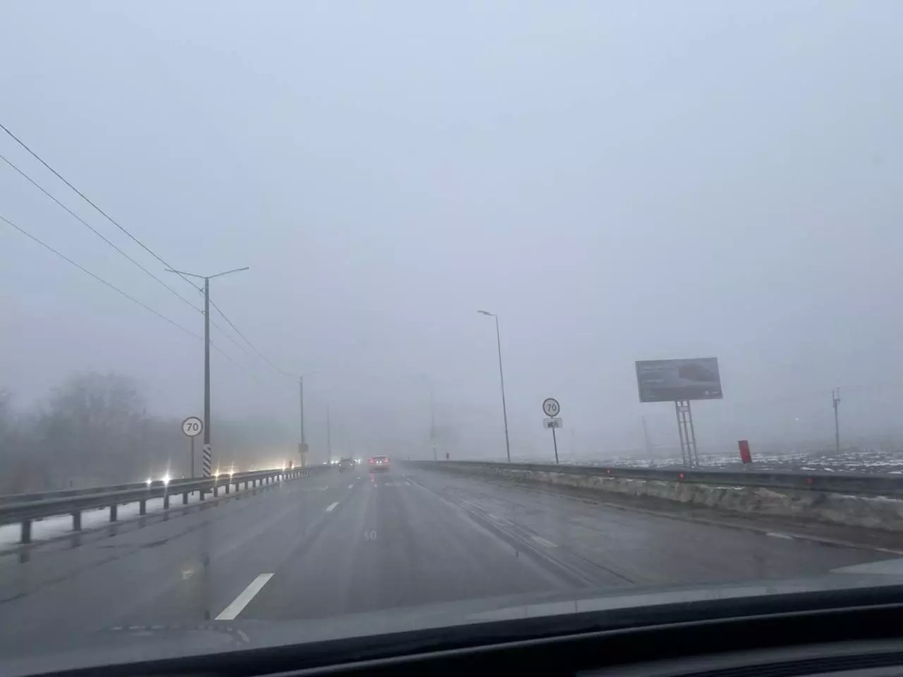 О тумане на дорогах предупредили автомобилистов Ростовской области