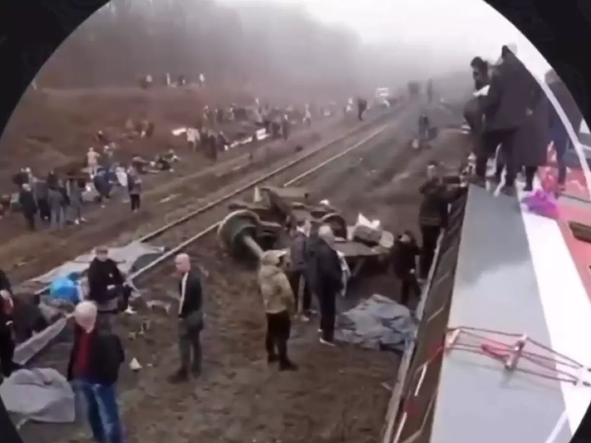 Зрелищные кадры с места схода вагонов пассажирского поезда в Ульяновской области